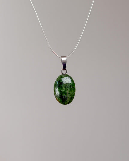Chromdiopsid Cabochon Kettenanhänger