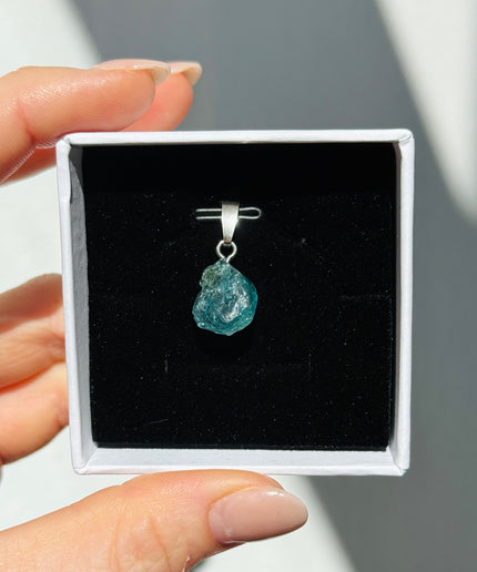 Blauer Turmalin (Indigolith)- Rohstein Kettenanhänger