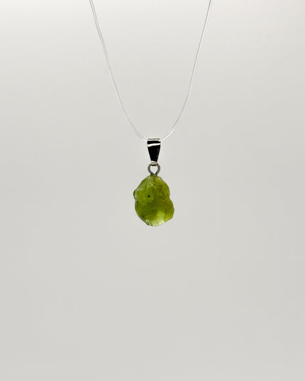 Peridot Rohstein Kettenanhänger