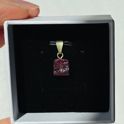 Roter Turmalin (Rubellit) - Rohstein Kettenanhänger