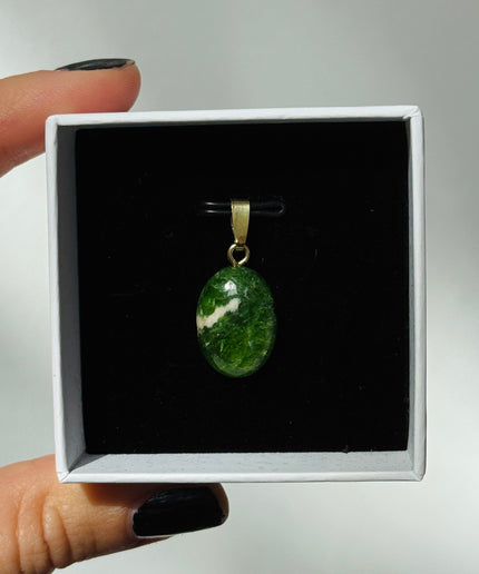 Chromdiopsid Cabochon Kettenanhänger