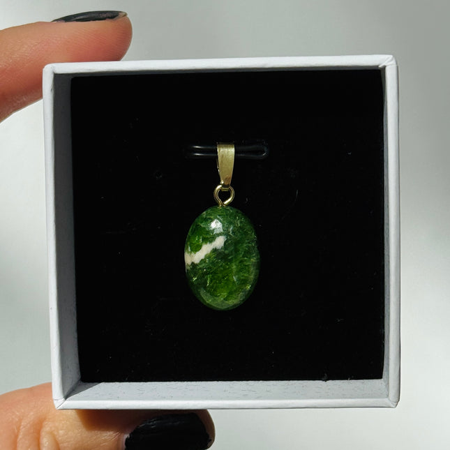 Chromdiopsid Cabochon Kettenanhänger