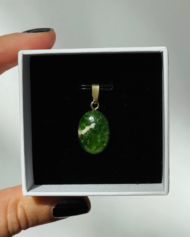 Chromdiopsid Cabochon Kettenanhänger