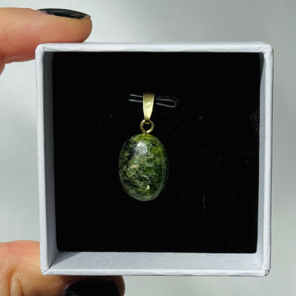 Chromdiopsid Cabochon Kettenanhänger