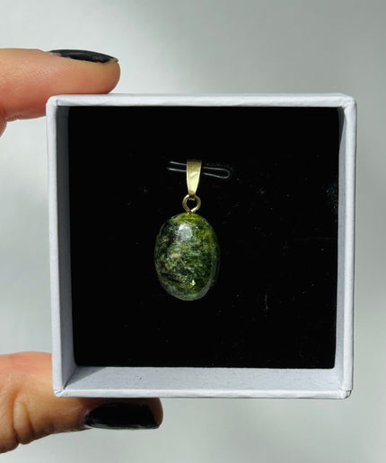 Chromdiopsid Cabochon Kettenanhänger