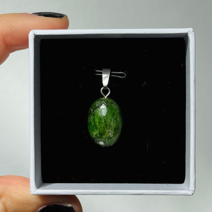 Chromdiopsid Cabochon Kettenanhänger