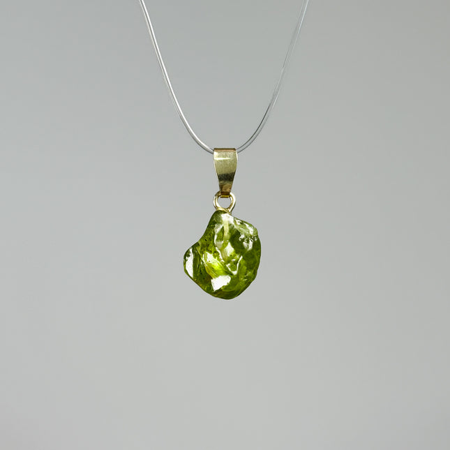 Peridot Rohstein Kettenanhänger