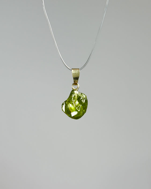 Peridot Rohstein Kettenanhänger