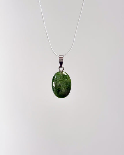 Chromdiopsid Cabochon Kettenanhänger