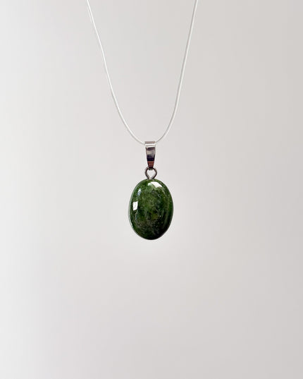 Chromdiopsid Cabochon Kettenanhänger