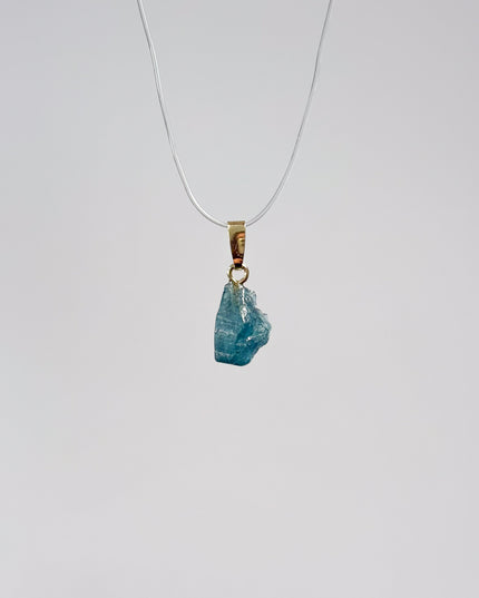 Blauer Turmalin Rohstein Kettenanhänger