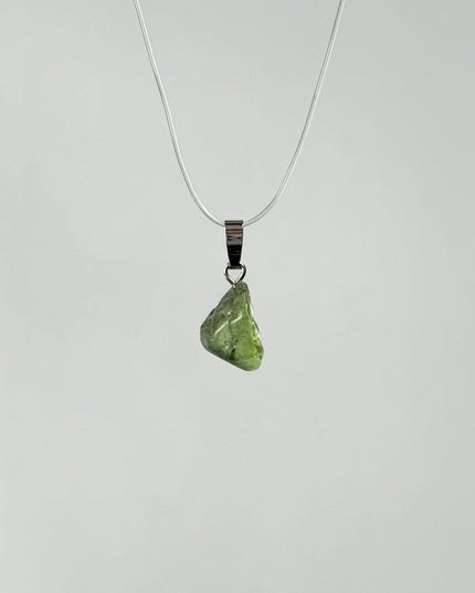 Peridot Rohstein Kettenanhänger