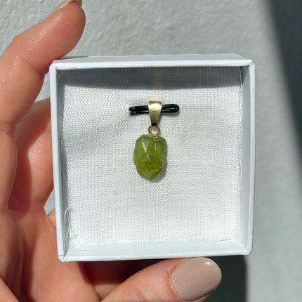 Peridot Rohstein Kettenanhänger