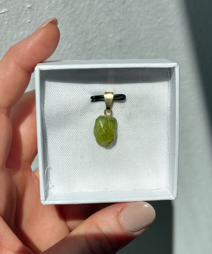 Peridot Rohstein Kettenanhänger