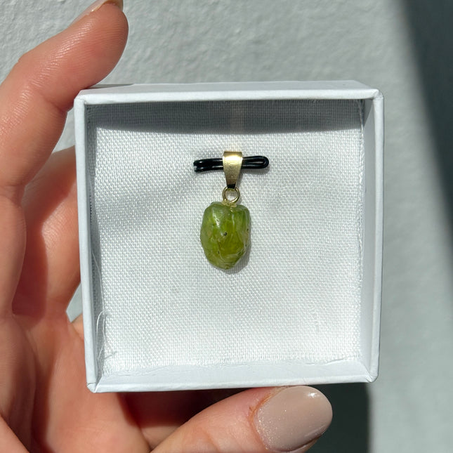 Peridot Rohstein Kettenanhänger