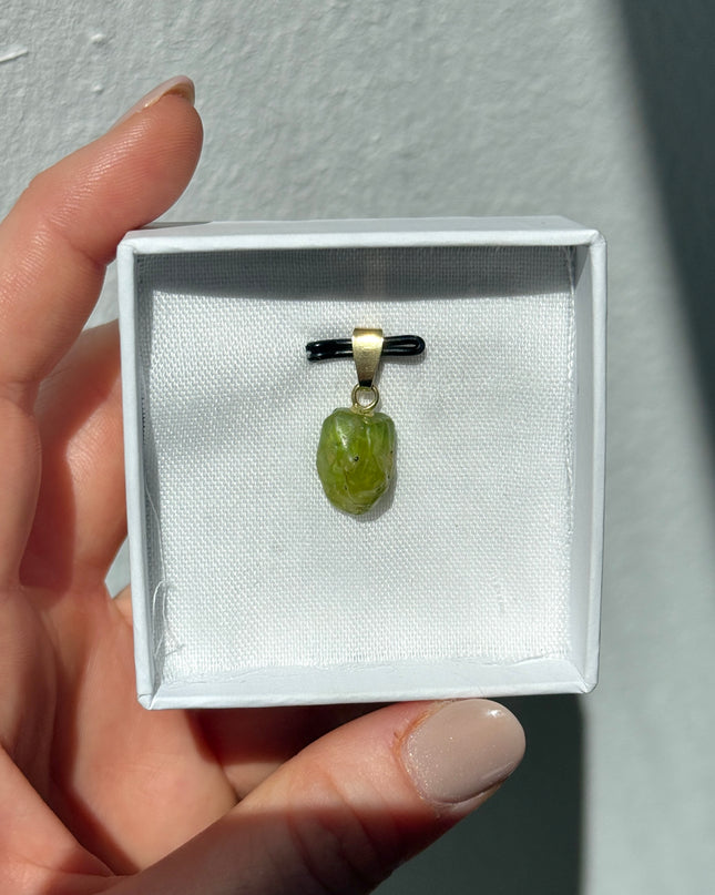 Peridot Rohstein Kettenanhänger