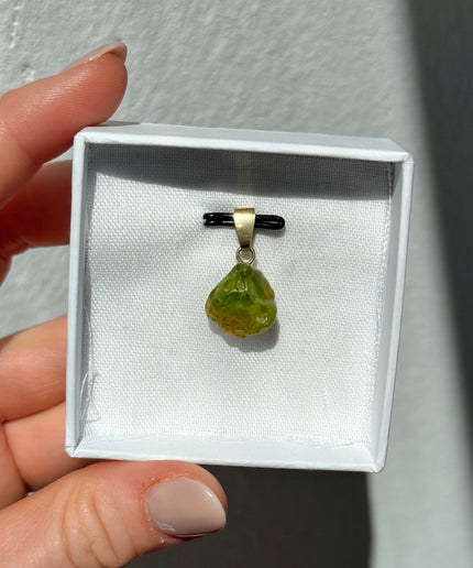 Peridot Rohstein Kettenanhänger