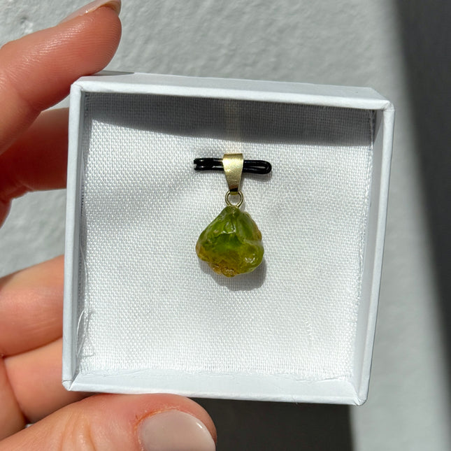 Peridot Rohstein Kettenanhänger