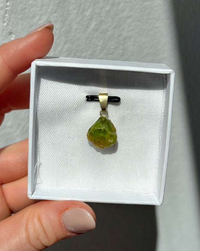 Peridot Rohstein Kettenanhänger