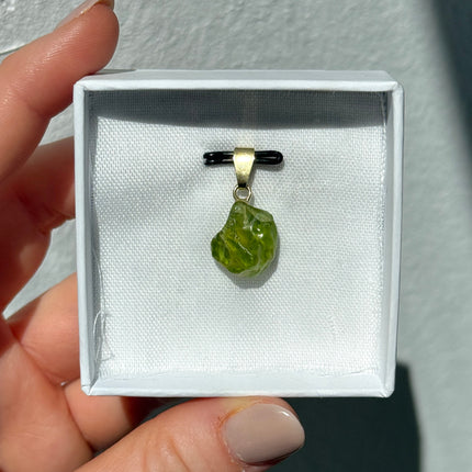 Peridot Rohstein Kettenanhänger