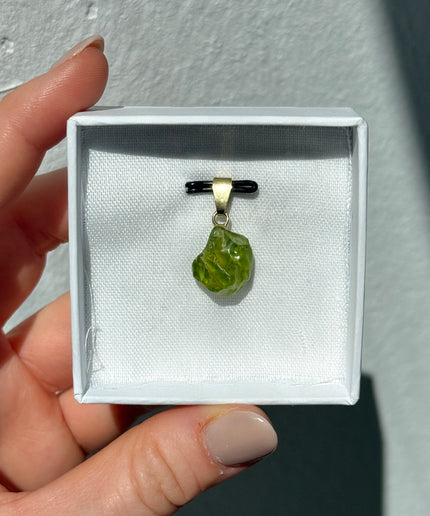 Peridot Rohstein Kettenanhänger