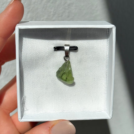Peridot Rohstein Kettenanhänger