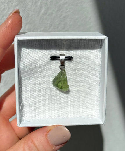 Peridot Rohstein Kettenanhänger