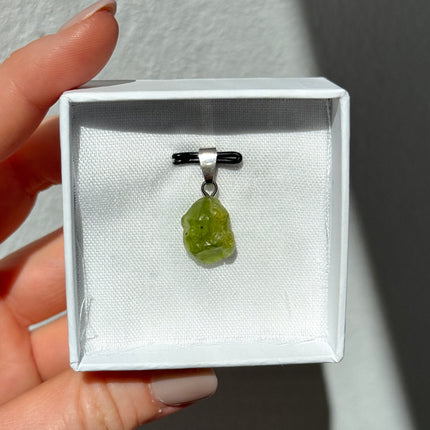 Peridot Rohstein Kettenanhänger