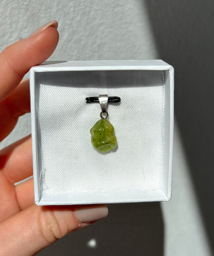 Peridot Rohstein Kettenanhänger
