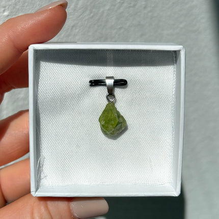 Peridot Rohstein Kettenanhänger