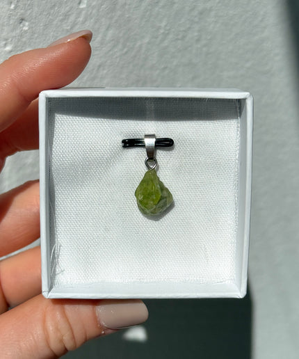 Peridot Rohstein Kettenanhänger