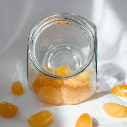 Orangencalcit (Calcit) Trommelstein