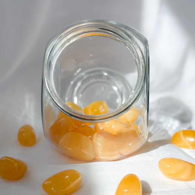 Orangencalcit (Calcit) Trommelstein