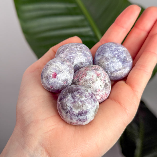 Turmalin in Lepidolith Trommelstein