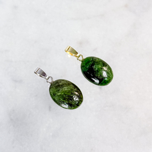 Chromdiopsid Cabochon Kettenanhänger