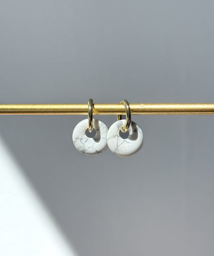 Magnesit Donut Ohrringe – mit Hoop in Silber oder Gold