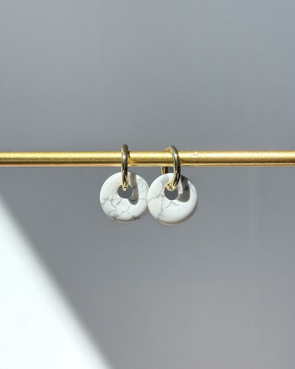 Magnesit Donut Ohrringe – mit Hoop in Silber oder Gold