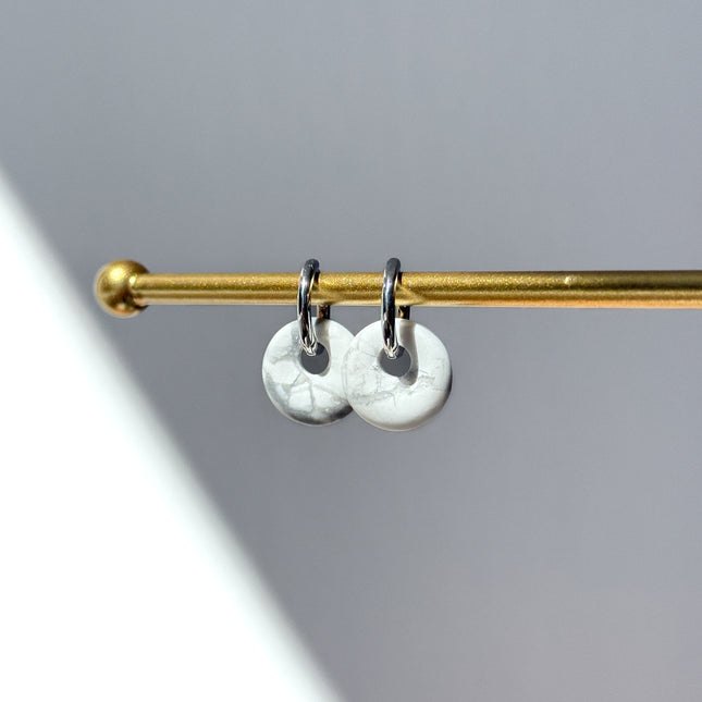Magnesit Donut Ohrringe – mit Hoop in Silber oder Gold