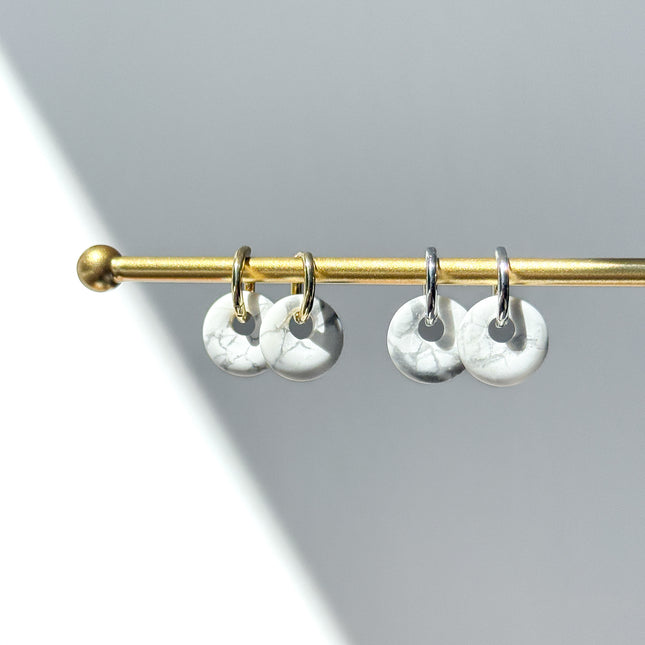 Magnesit Donut Ohrringe – mit Hoop in Silber oder Gold