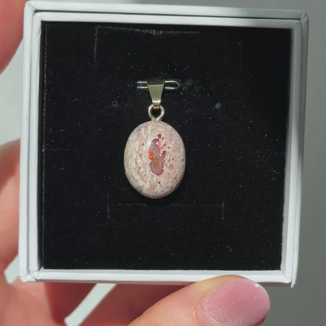 Opal (Feueropal) Cabochon Kettenanhänger (UNIKAT)