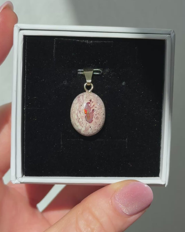 Opal (Feueropal) Cabochon Kettenanhänger (UNIKAT)